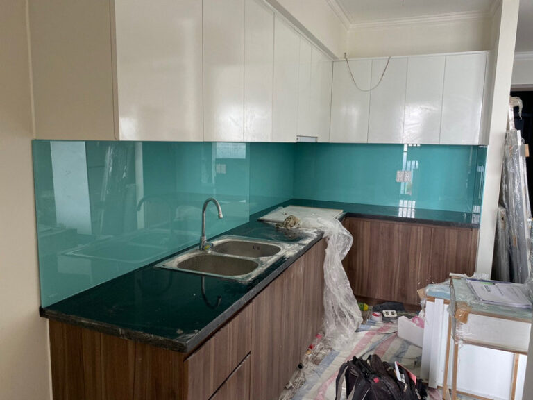 Kính Ốp Bếp Màu Xanh Ngọc: Thông Số Kỹ Thuật, Ứng Dụng Và Báo Giá Tại Xưởng