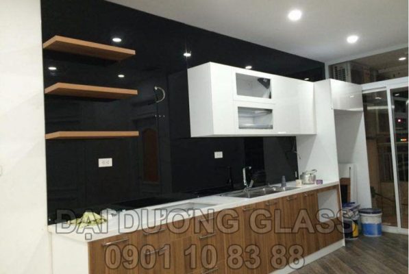 Kính ốp bếp sang trọng và hiện đại tại TPHCM