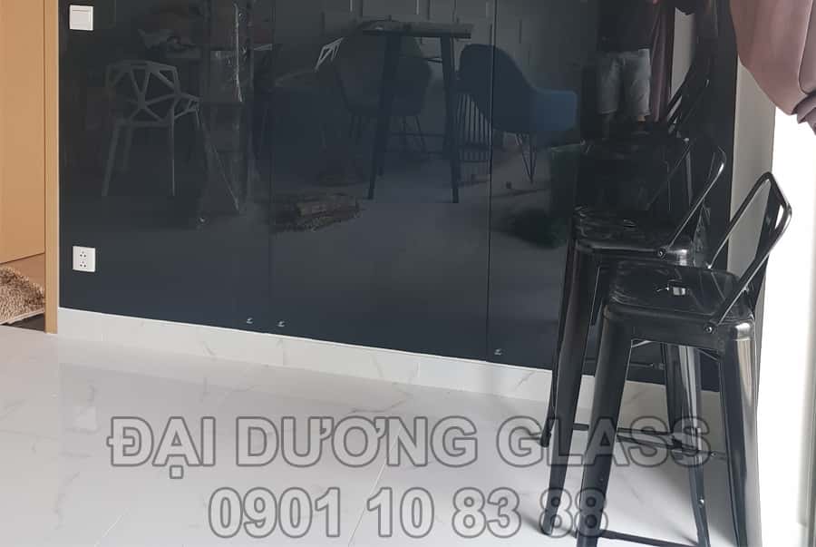 Kính Ốp Bếp Màu Đen Ánh Kim 4 Kính Ốp Bếp Màu Đen Ánh Kim