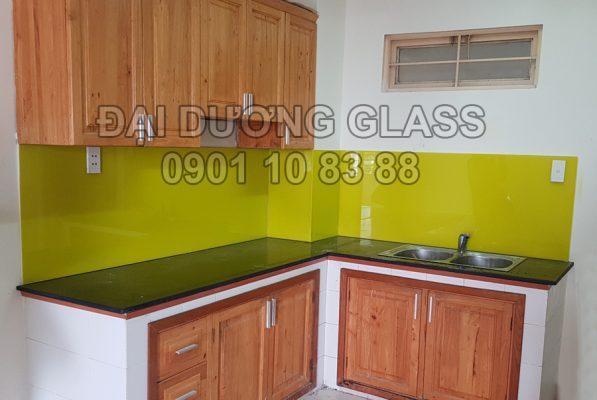 Kính ốp bếp sang trọng và hiện đại tại TPHCM