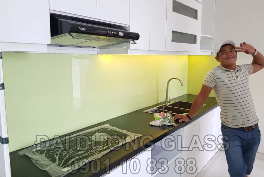 Kính ốp bếp sang trọng và hiện đại tại TPHCM