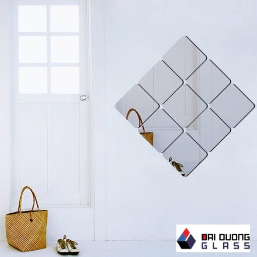 Báo Giá Gương Ghép Trang Trí TP.HCM 2026 20 Gương ghép trang trí vuông xoay chéo thành khối hình thoi cạnh cửa trắng