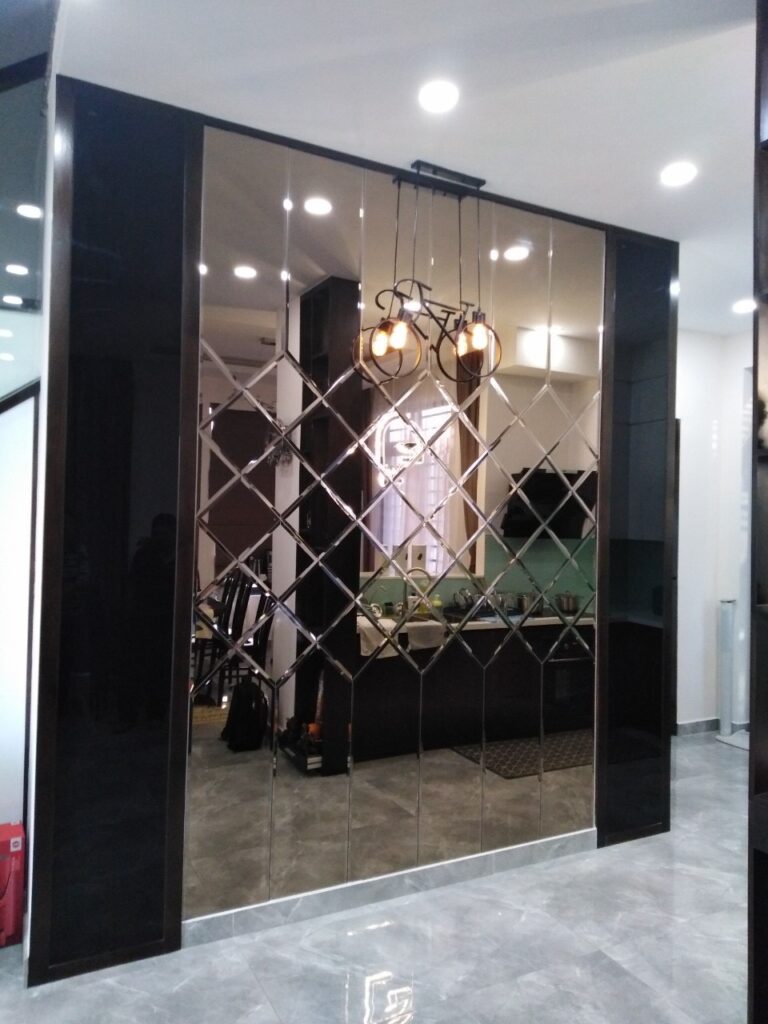 Báo Giá Gương Ghép Trang Trí TP.HCM 2026 17 Vách gương ghép trang trí quả trám giữa hai tấm ốp đen bóng