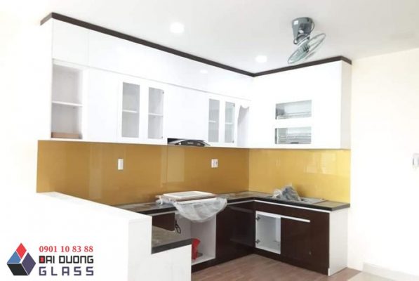 Kính ốp bếp sang trọng và hiện đại tại TPHCM
