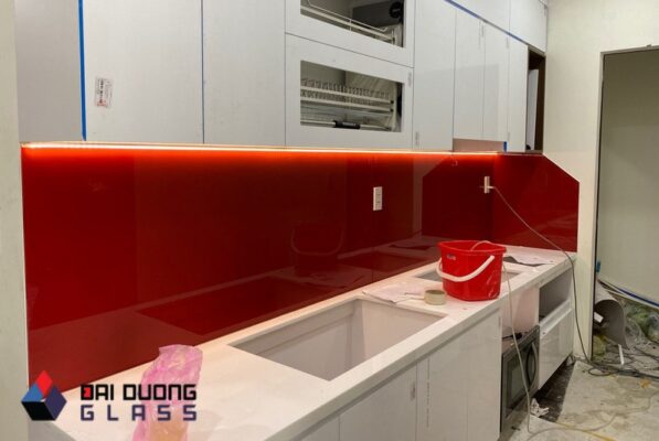 kính màu ốp bếp