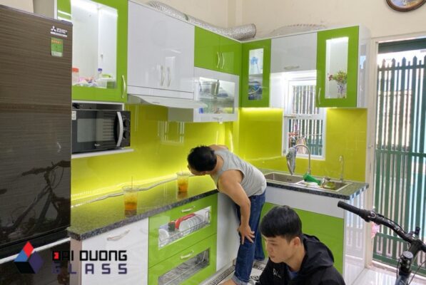 kính màu ốp bếp