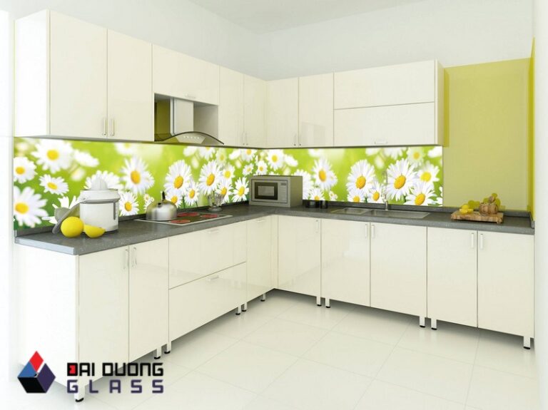tranh kính ốp bếp hoa văn