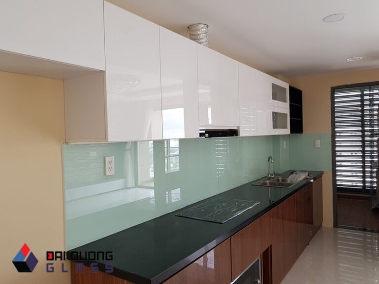batch kinh mau xanh duong nhat op bep