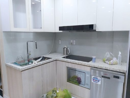 Kính ốp bếp màu trắng kim sa