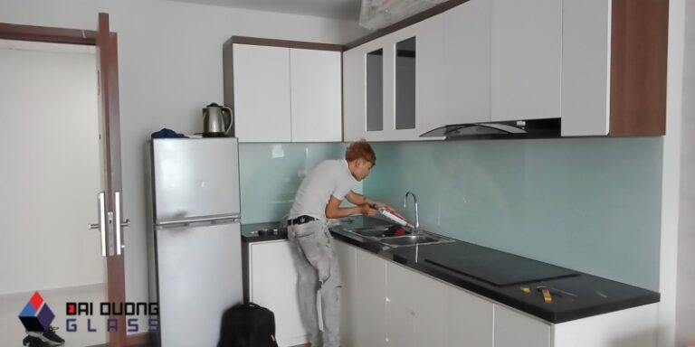 Kính Ốp Bếp Màu Trắng Xanh