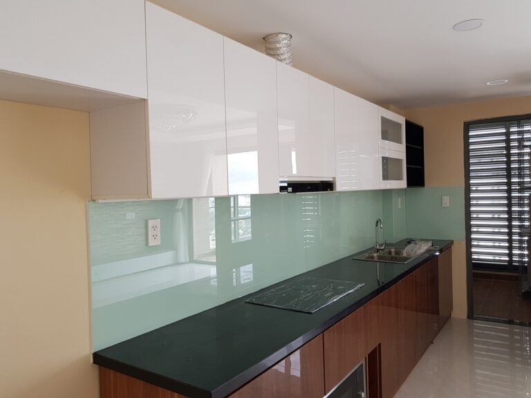 Kính ốp bếp màu trắng xanh