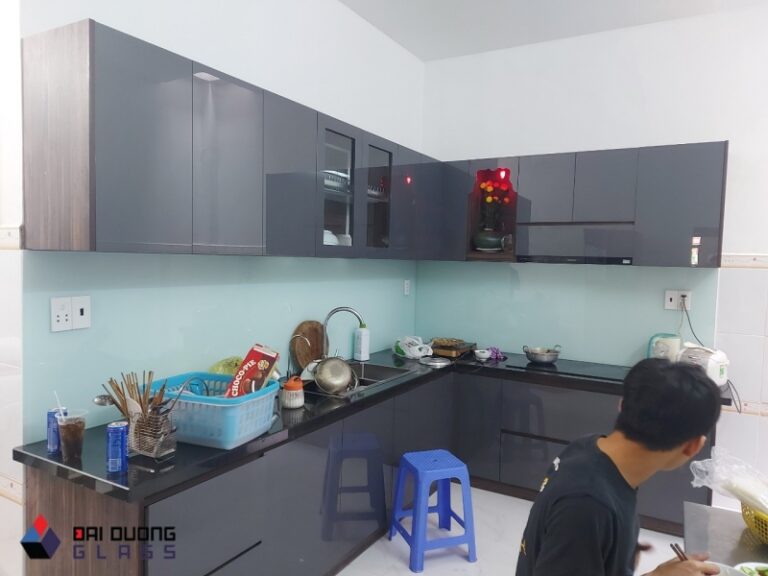 Kính Ốp Bếp Màu Trắng Xanh