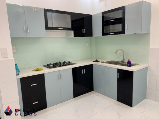 Kính ốp bếp màu trắng xanh