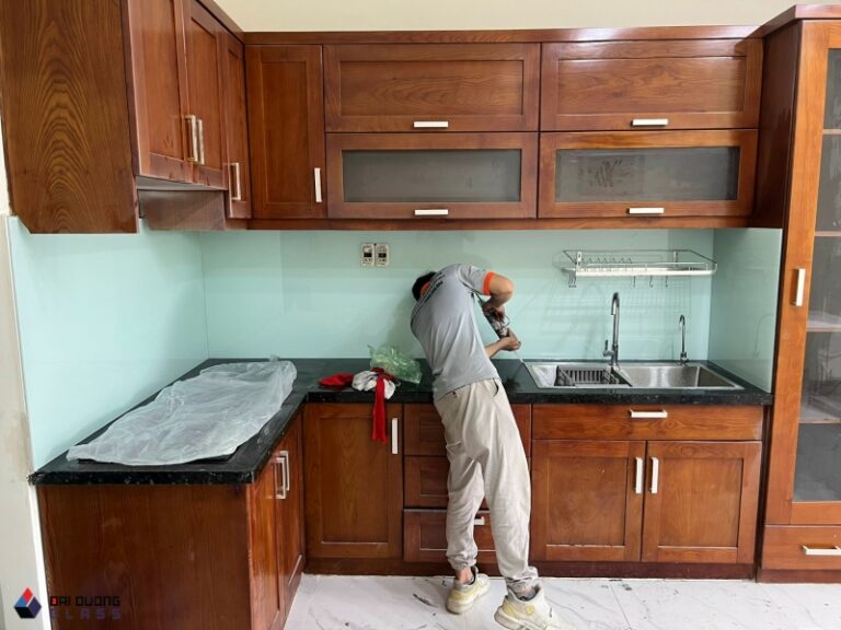 Kính Ốp Bếp Màu Trắng Xanh