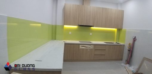 Kính ốp bếp màu vàng sữa