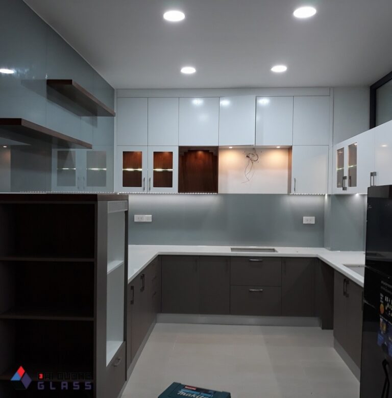 Kính ốp bếp màu xám ghi