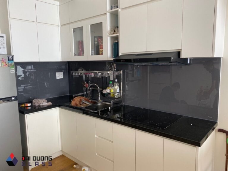 Kính ốp bếp màu xám ghi