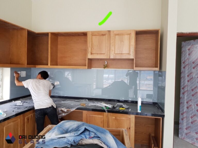 Kính ốp bếp màu xám ghi