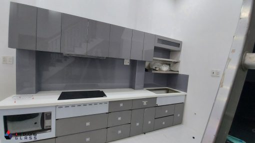 kính ốp bếp màu xám ghi