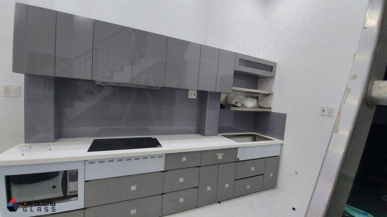 Tủ bếp xám bóng cùng kính ốp bếp màu xám ghi