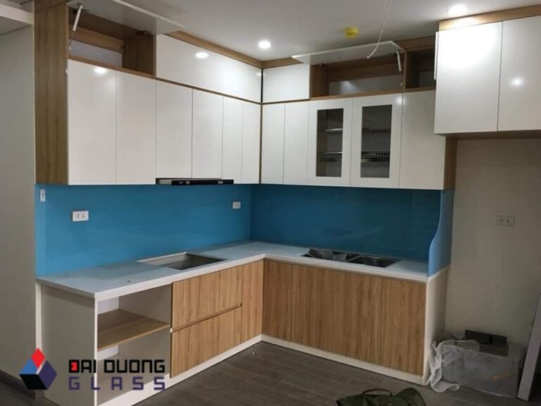 Kính ốp bếp màu xanh dương