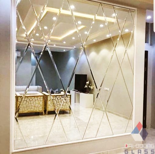 Báo Giá Gương Ghép Trang Trí TP.HCM 2026 11 Gương ghép trang trí quả trám dài viền trắng phản chiếu TV và trần đèn hắt