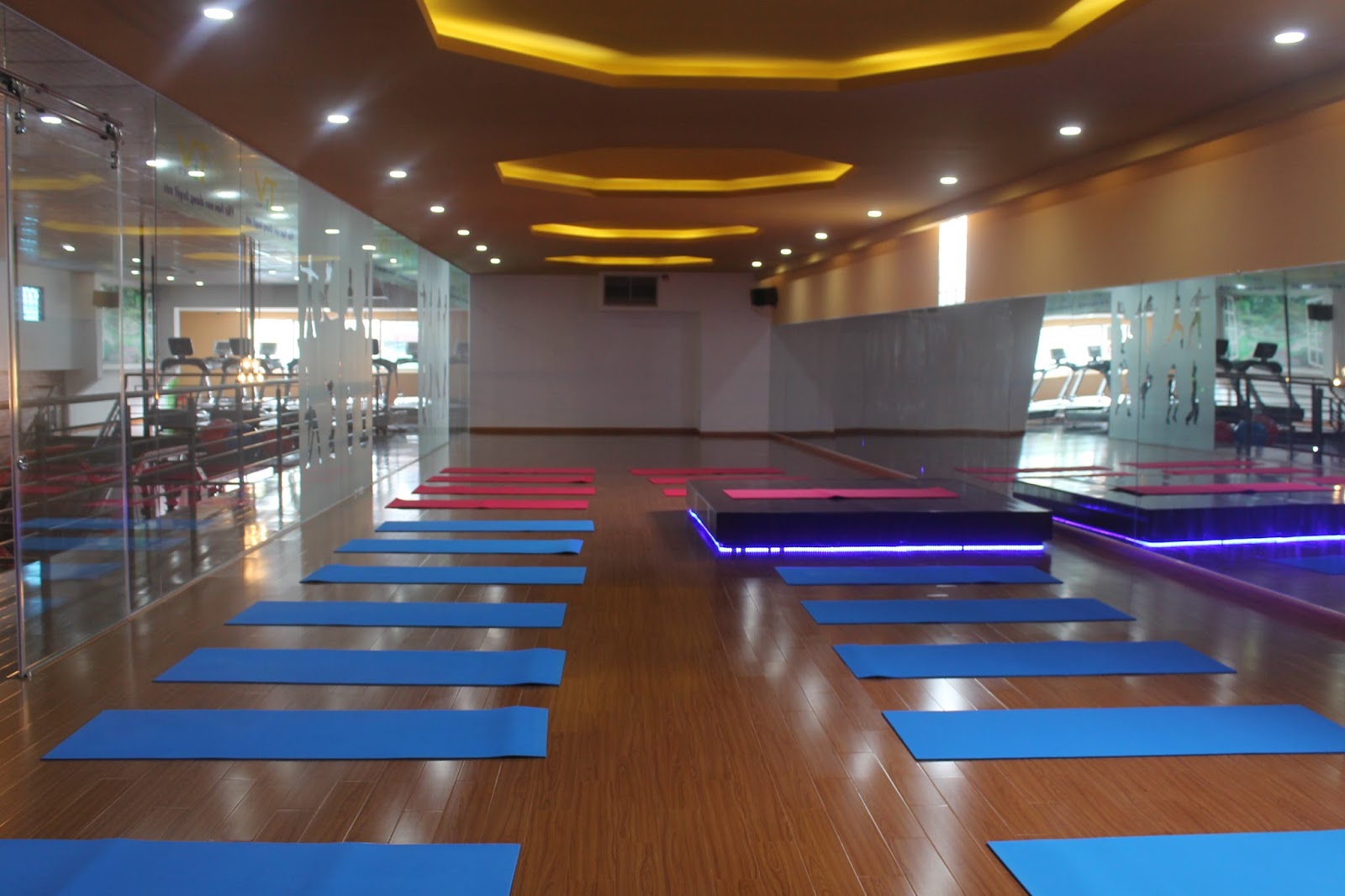 Giá Gương Phòng Tập Múa 2026: Chi Phí Và Giải Pháp Thi Công 8 Giá gương phòng tập múa