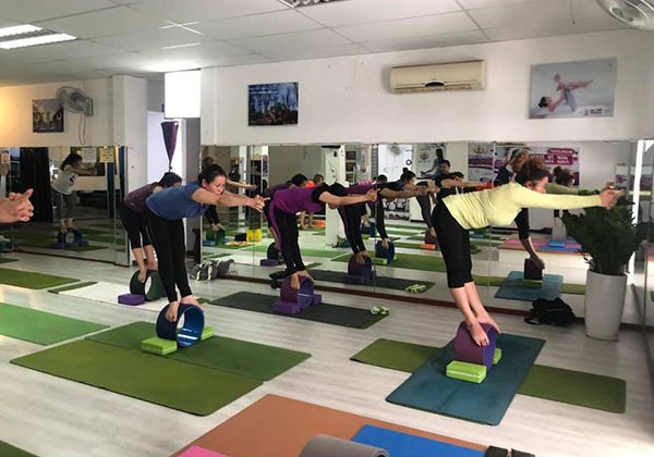 Giá Gương Phòng Tập Múa 2026: Chi Phí Và Giải Pháp Thi Công 5 Giá gương phòng tập múa