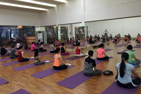 Báo Giá Gương Ghép Trang Trí TP.HCM 2026 28 Hoàn thiện vách gương phòng tập yoga