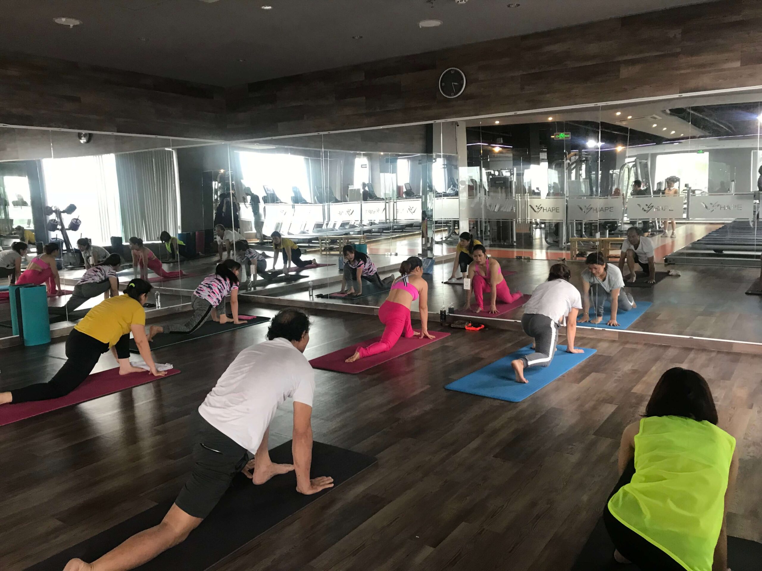 Cách vệ sinh gương phòng tập