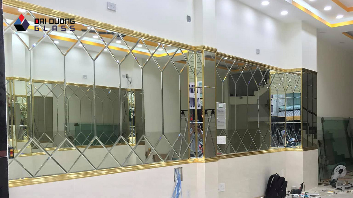 Gương trang trí tiệm vàng