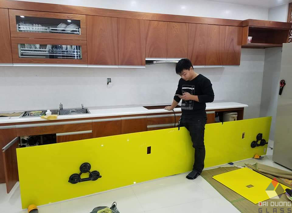 100+ Mẫu kính màu ốp bếp, ốp tường sang trọng 44 kính màu ốp bếp