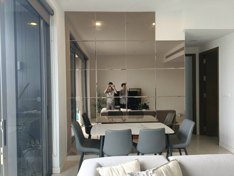 Bảng Báo Giá Thi Công Kính Thủy Trang Trí Trọn Gói Tại TP.HCM (Cập Nhật 2026) 17 Tường phòng ăn ốp kính thủy trắng chia ô chữ nhật lớn