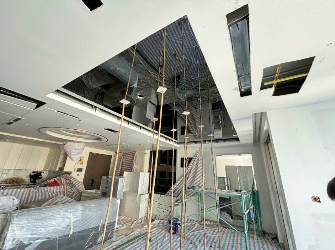 Trần Gương Màu Xám Khói Tại The Peak Midtown, Tân Phú, Quận 7 1 Gương ghép ốp trần nhà