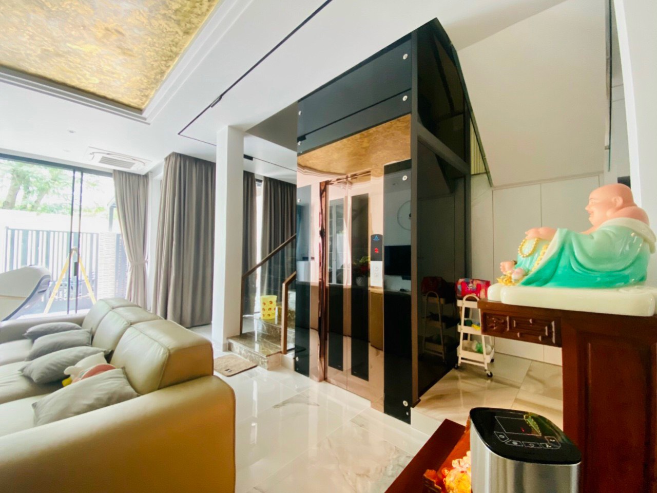 Tổng Quan Kỹ Thuật Về Vách Kính Thang Máy: Cấu Tạo, Tiêu Chuẩn và Ứng Dụng 1 Giới thiệu về vách kính thang máy