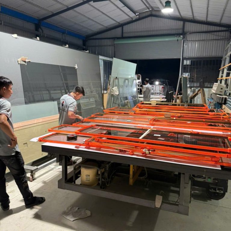 Gia công cánh kính tủ áo tại xưởng Đại Dương Glass
