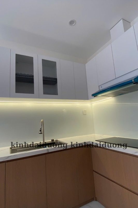 thi cong kinh op bep mau trang sua tai vinhome quan 9