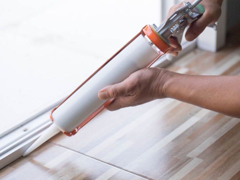 Cách sử dụng keo silicon dán kính