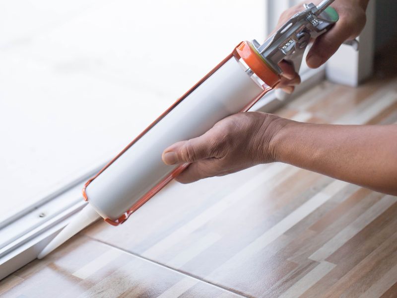 Cách sử dụng keo silicon dán kính