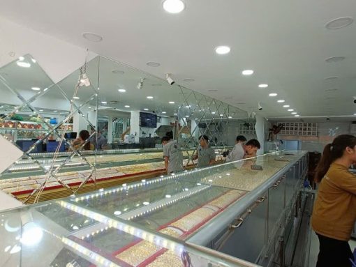 thi công gương ghép trang trí tại tiệm vàng Ga Dĩ An