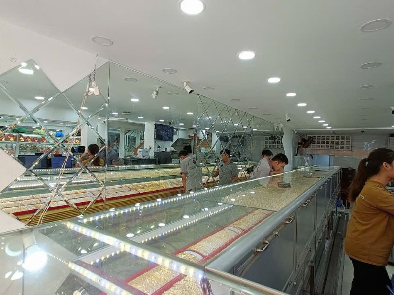 Thi Công Gương Ghép Trang Trí Tại Tiệm Vàng Ga Dĩ An (Bình Dương) – Case Study Thực Tế 2025 1 thi công gương ghép trang trí tại tiệm vàng Ga Dĩ An