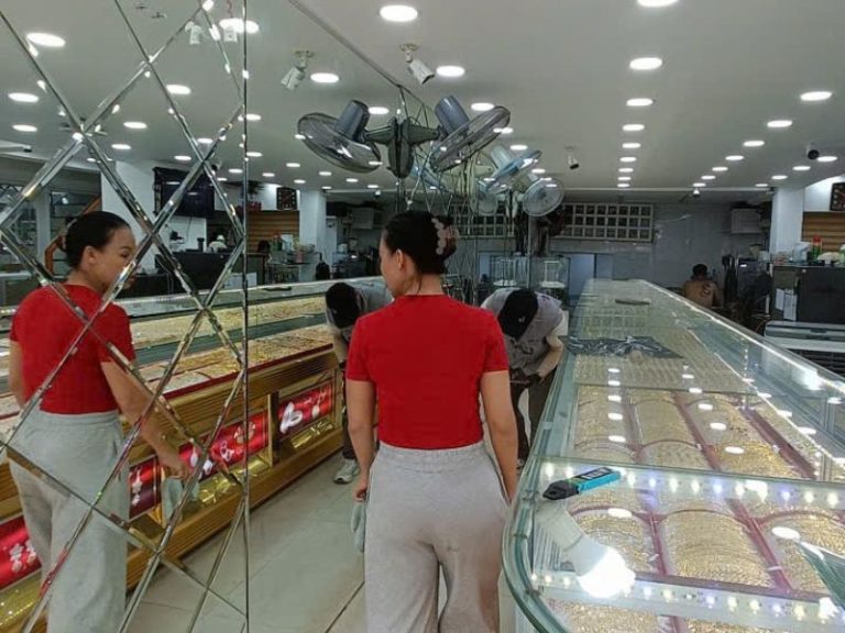 Thi công gương ghép trang trí tại tiệm vàng Ga Dĩ An