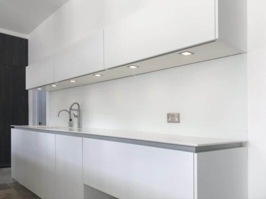 vẽ đẹp trang trí nội thất phòng bếp màu trắng sữa