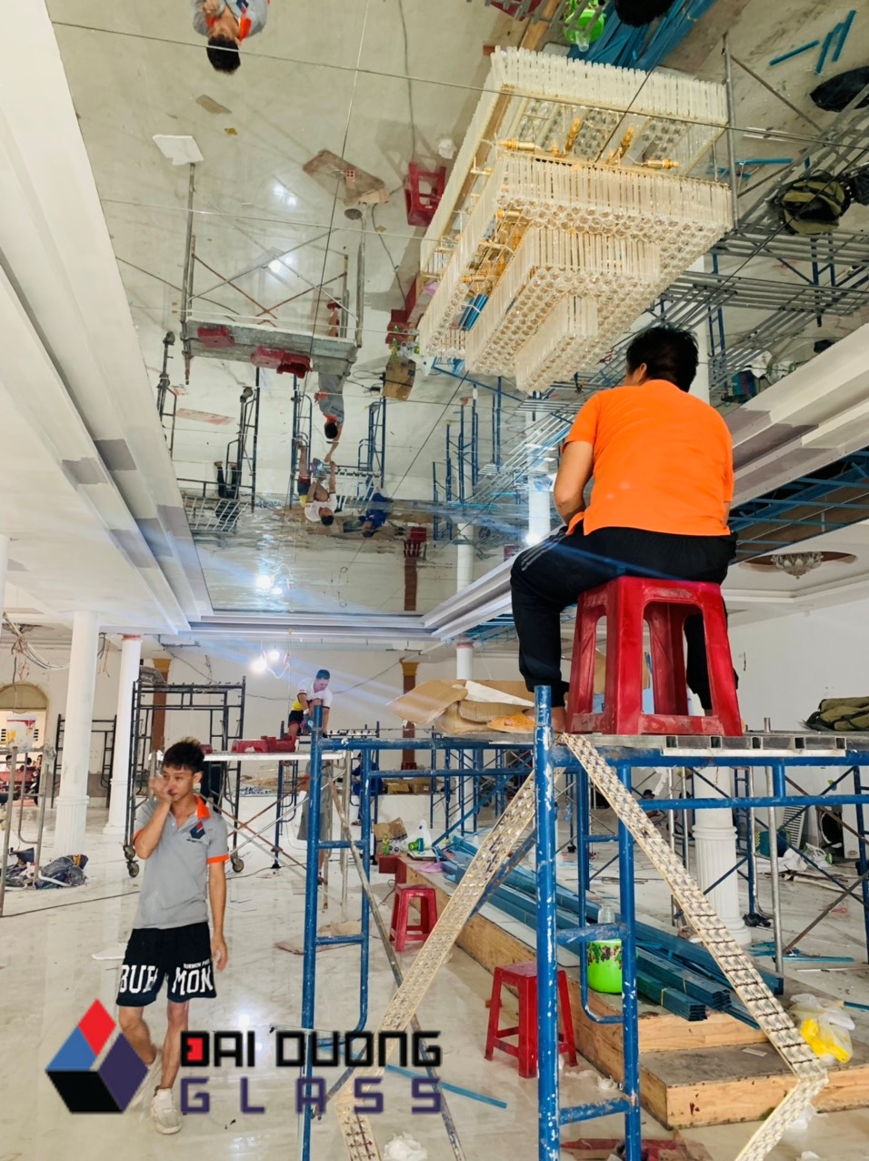 Có nên làm trần gương không?