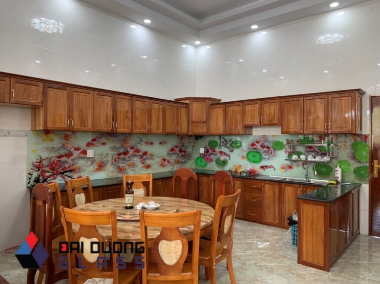 Bếp chữ U, kính ốp bếp in hoa đỏ và lá sen, tủ gỗ tự nhiên