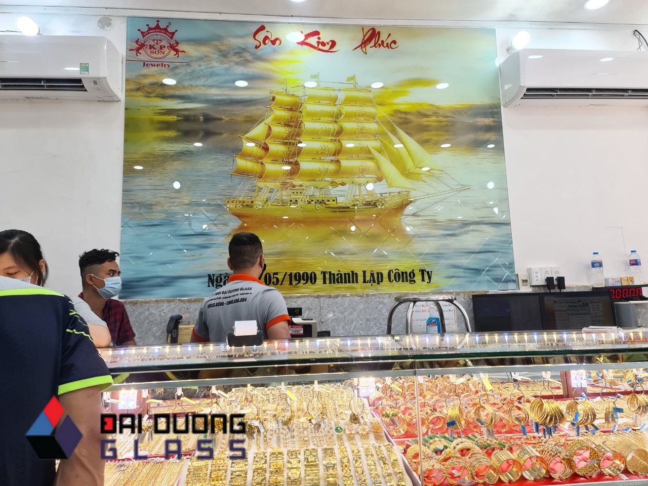 Tranh kính trang trí tiệm vàng