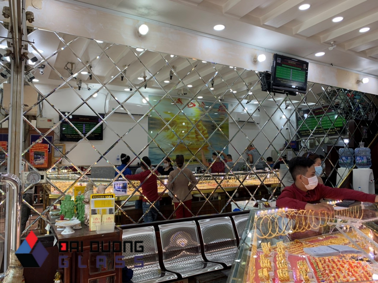 Tranh kính trang trí tiệm vàng