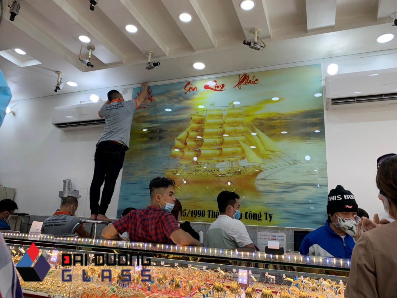 Tranh kính trang trí tiệm vàng