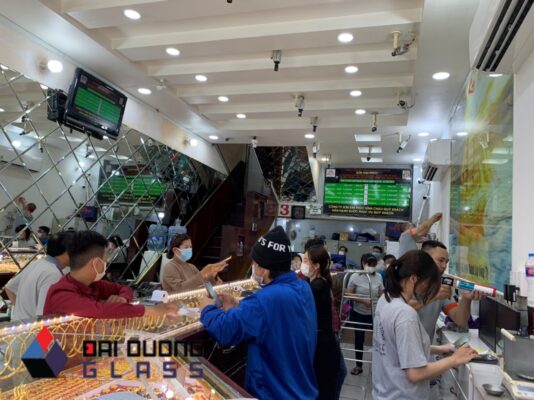 Tranh kính trang trí tiệm vàng