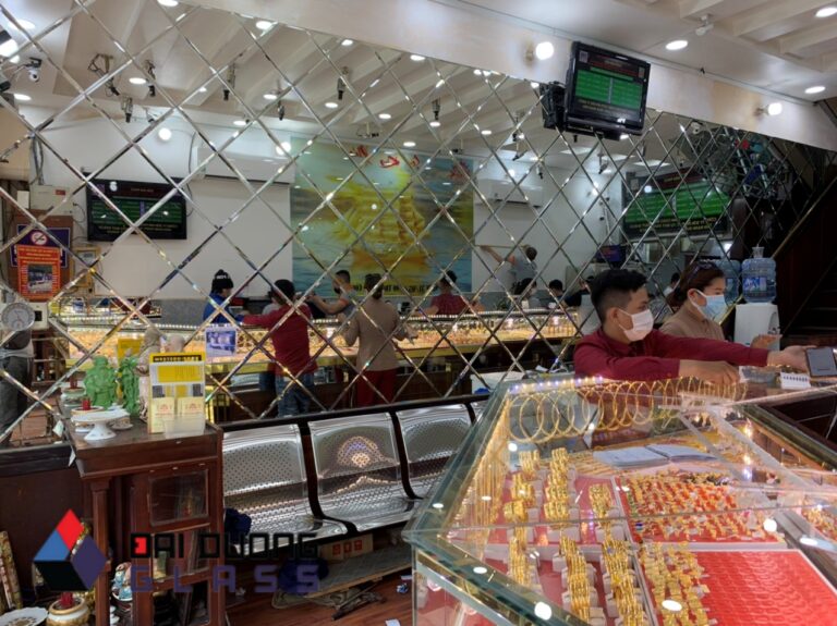 Tranh kính trang trí tiệm vàng